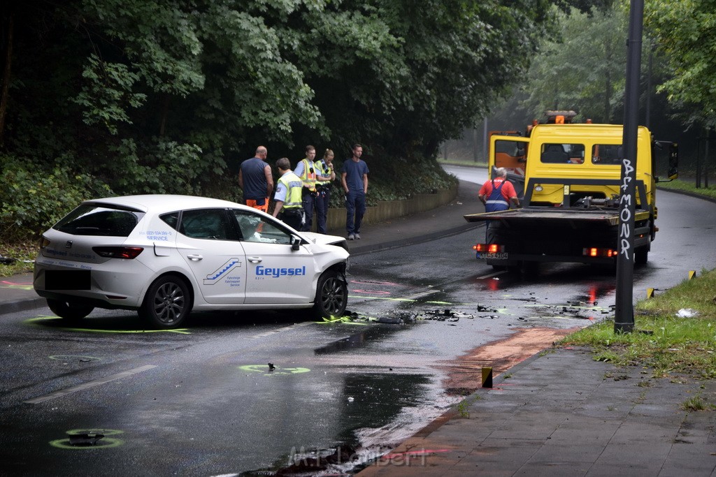 VU Frontal Koeln Hoehenhaus Berlinerstr vor Leuchterstr P72.JPG - Miklos Laubert